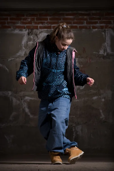 Танцор хип-хопа в современном стиле над кирпичной стеной — стоковое фото