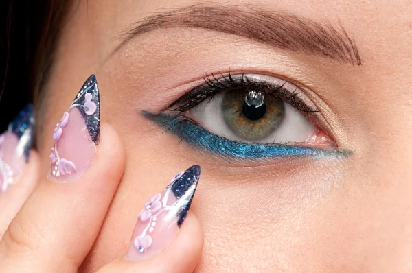 Closeup ogen make-up zone. nagel kunst — Stockfoto