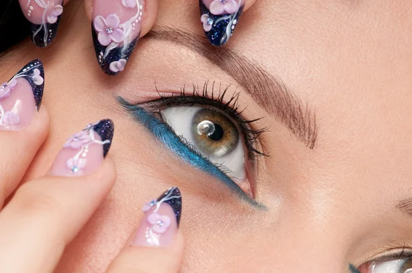 Zona de maquillaje de ojos cercanos. Arte de uñas —  Fotos de Stock