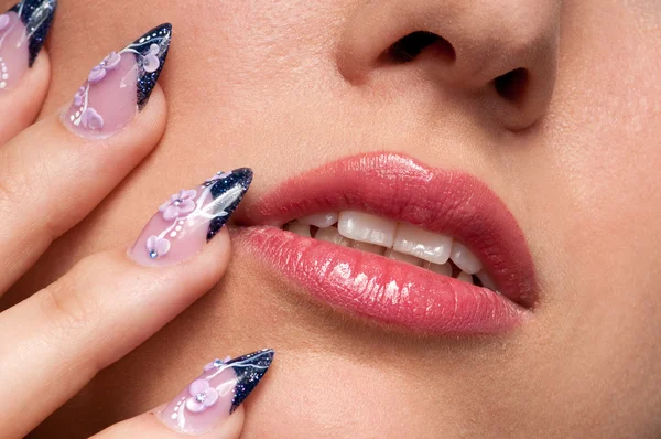 Close-up labios maquillaje zona y uñas arte —  Fotos de Stock