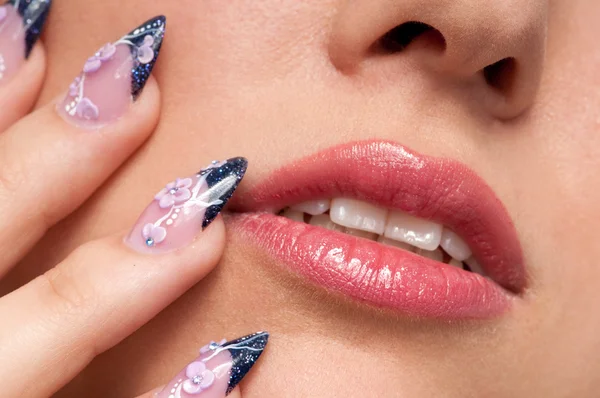 Зона макияжа губ крупным планом и ногтей — стоковое фото