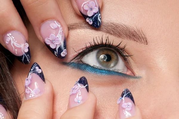 Zona de maquillaje de ojos cercanos. Arte de uñas —  Fotos de Stock