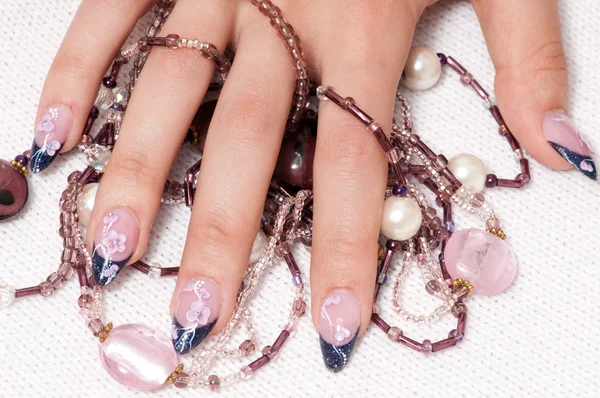 Nahaufnahme Hände Nagelkunst mit Juwel — Stockfoto