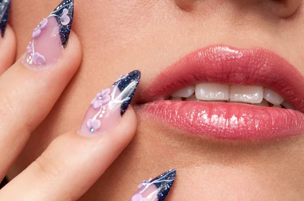 Close-up zona de maquiagem lábios e arte das unhas — Fotografia de Stock