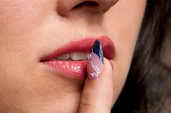 Close-up zona de maquiagem lábios e arte das unhas — Fotografia de Stock