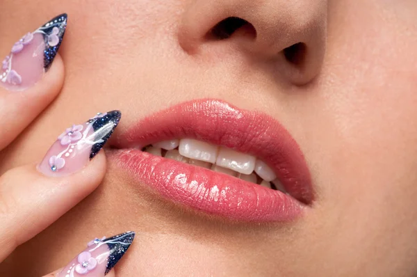 Close-up labios maquillaje zona y uñas arte —  Fotos de Stock
