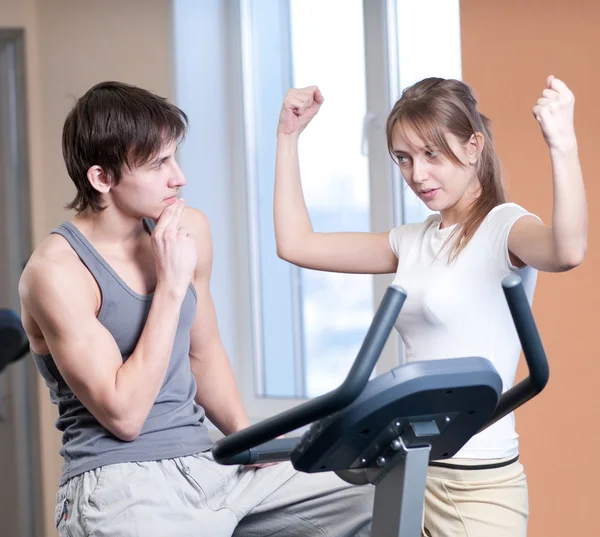Entrenar en máquina en un gimnasio asistido por instructor personal — Foto de Stock
