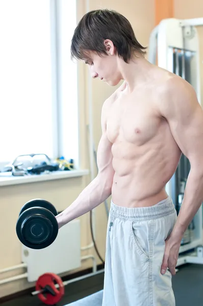 Poderoso homem muscular levantando pesos no ginásio — Fotografia de Stock