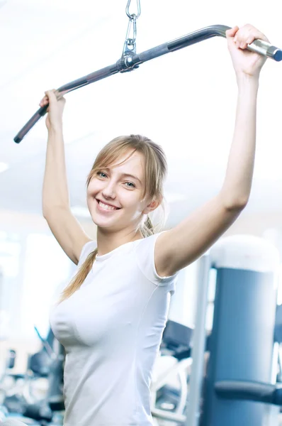 Femme décontractée puissante soulevant des poids dans la salle de gym — Photo