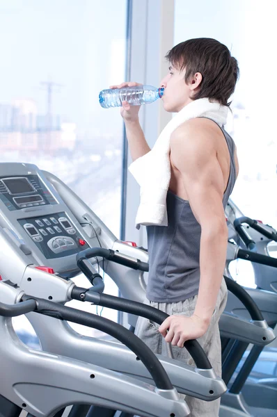Man at the gym drinking water — Stock Photo, Image