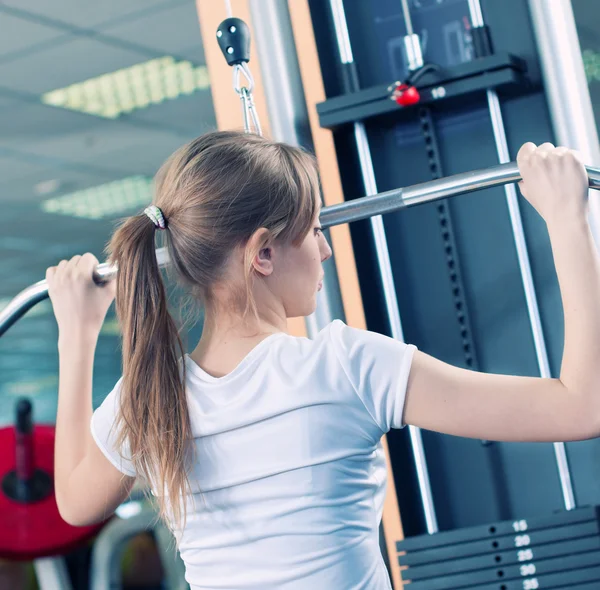 Güçlü casual kadın spor salonunda ağırlık kaldırma — Stok fotoğraf