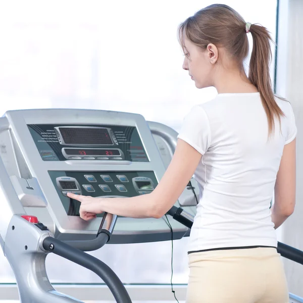 Jeune femme à la salle de gym exercice. Courir — Photo