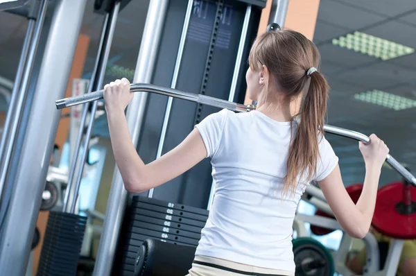 Powerful casual woman lifting weights in gym — Stock Photo, Image