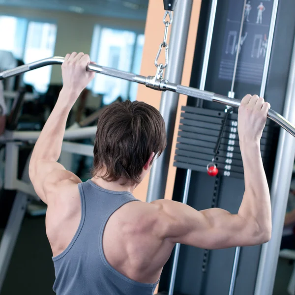 체육관에서 운동 하는 강력한 근육 질 남자 — 스톡 사진