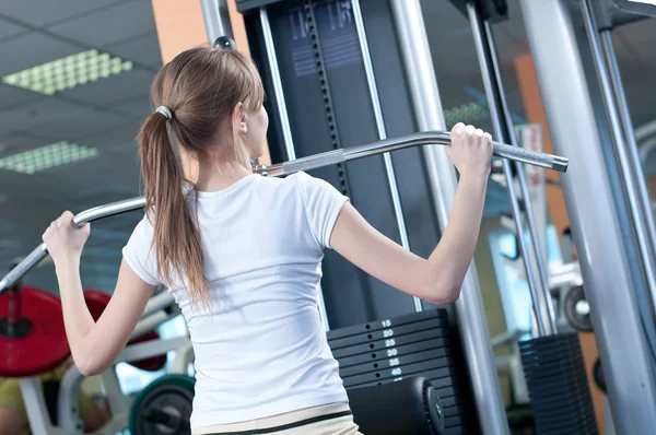 Potente mujer casual levantando pesas en el gimnasio — Foto de Stock