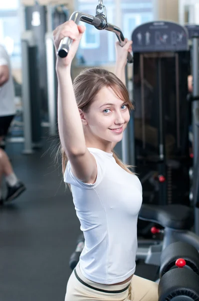 Poderosa mulher casual levantando pesos no ginásio — Fotografia de Stock