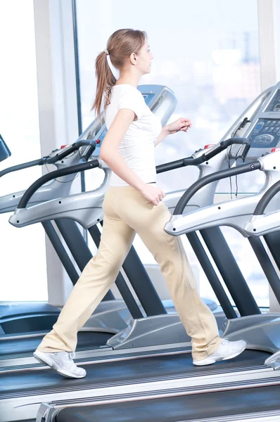 Jovem no ginásio a exercitar-se. Correr. — Fotografia de Stock