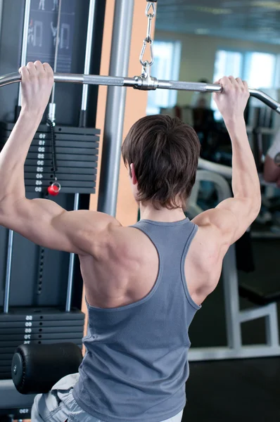 Potente musculoso levantando pesas en el gimnasio —  Fotos de Stock