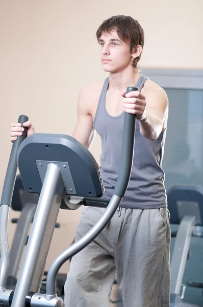 Молодой человек в спортзале тренируется. Бег — стоковое фото