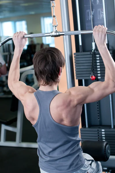 체육관에서 운동 하는 강력한 근육 질 남자 — 스톡 사진