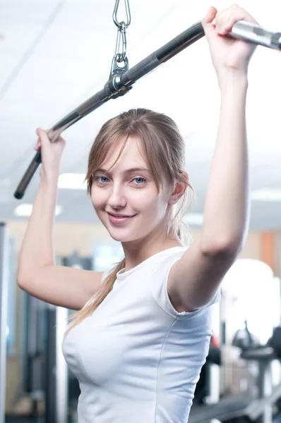 Erős, alkalmi nő súlyemelés tornaterem — Stock Fotó