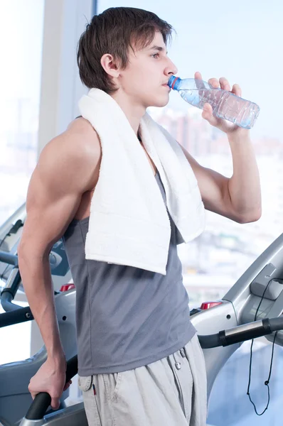 Mann in der Turnhalle trinkt Wasser — Stockfoto
