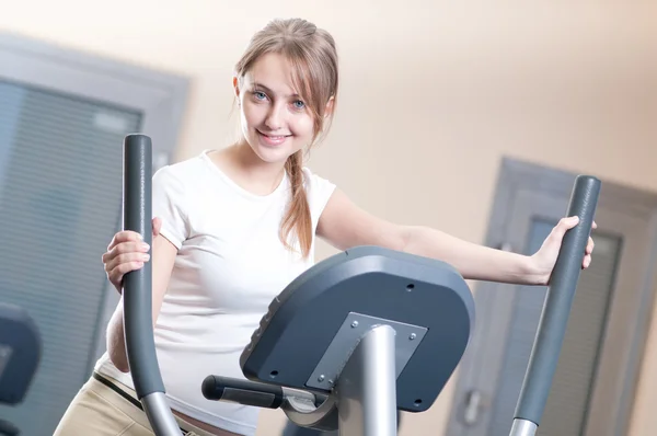 Junge Frau im Fitnessstudio beim Training. Laufen — Stockfoto