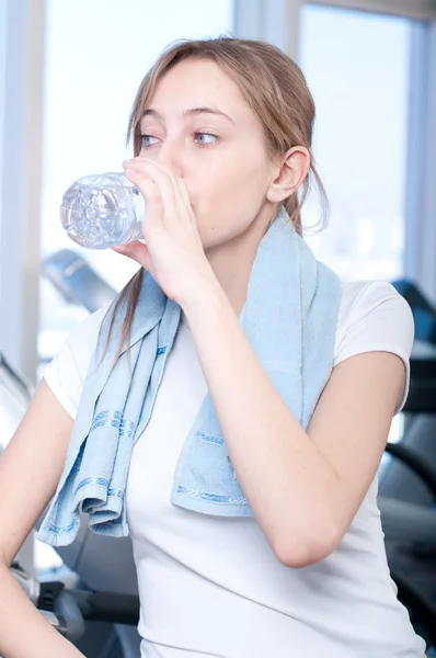 Donna in palestra che beve acqua — Foto Stock