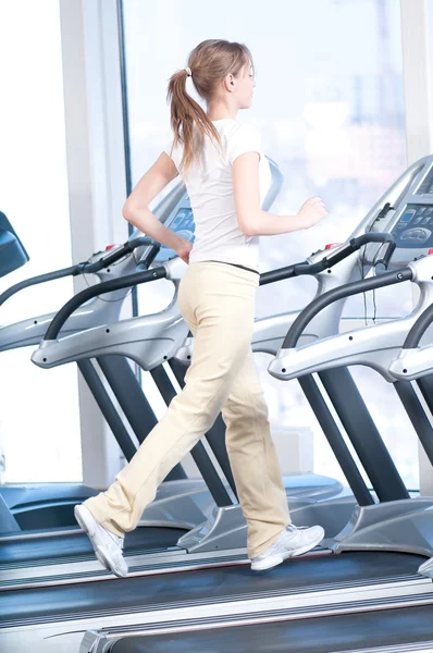 Jeune femme à la salle de gym exercice. Courir — Photo