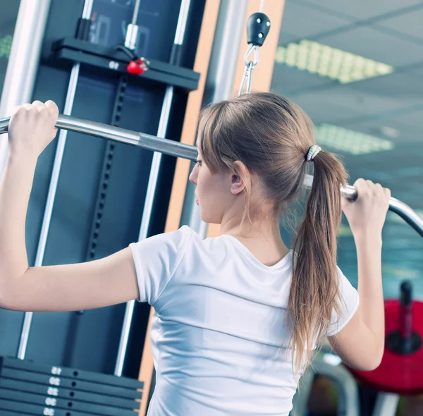 Krachtige casual vrouw Gewichtheffen in gym — Stockfoto