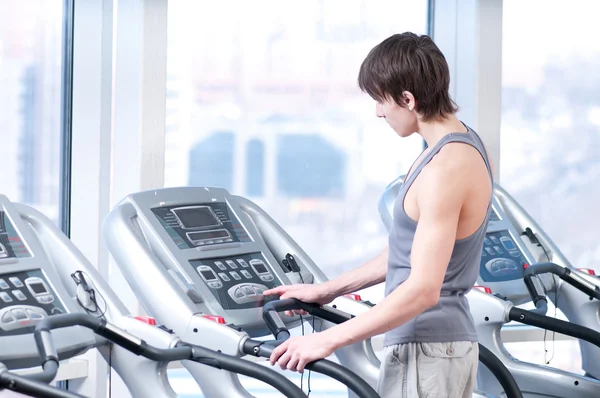 Junger Mann im Fitnessstudio beim Training. Laufen — Stockfoto