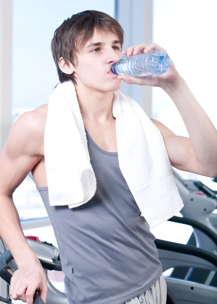 Man op de sportschool drinkwater — Stockfoto