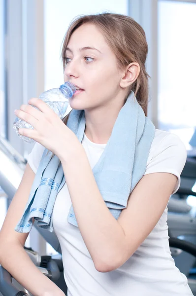 Žena v tělocvičně pitné vody — Stock fotografie