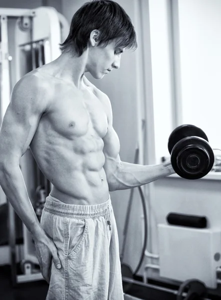 ジムでウェイト トレーニングを強力な筋肉男 — ストック写真