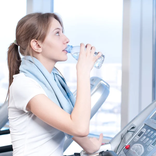 在健身房饮用水的女人 — 图库照片