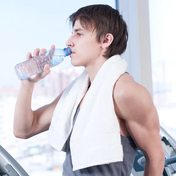 Man op de sportschool drinkwater — Stockfoto