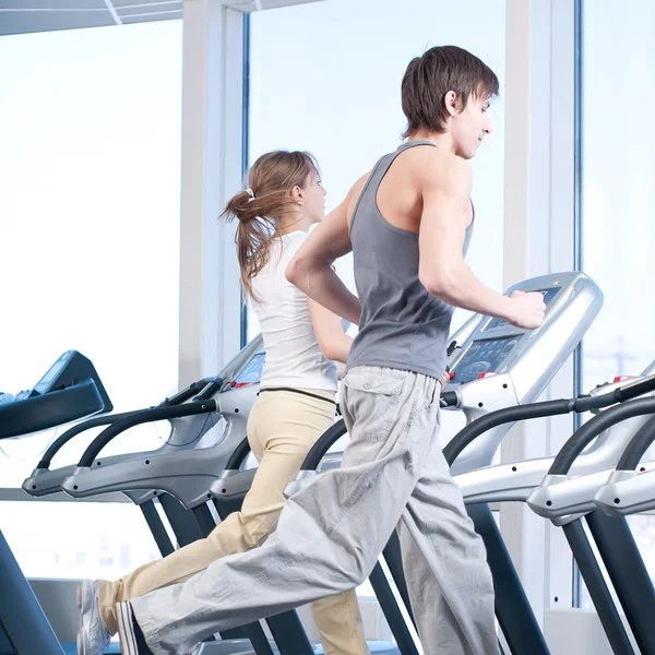 Jeune femme et homme au gymnase faisant de l'exercice. Courir — Photo