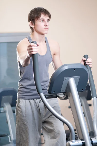 Молодой человек в спортзале тренируется. Бег — стоковое фото