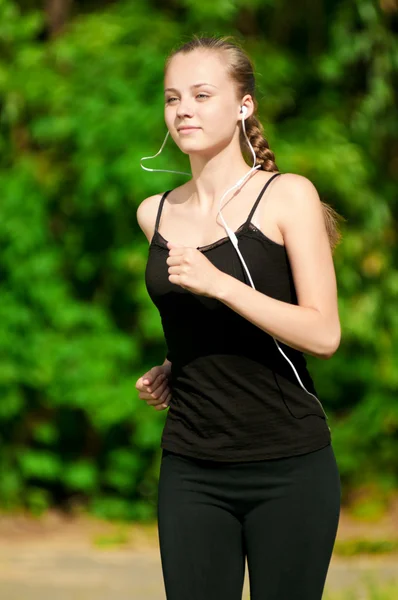 Fiatal nő zöld parkban — Stock Fotó
