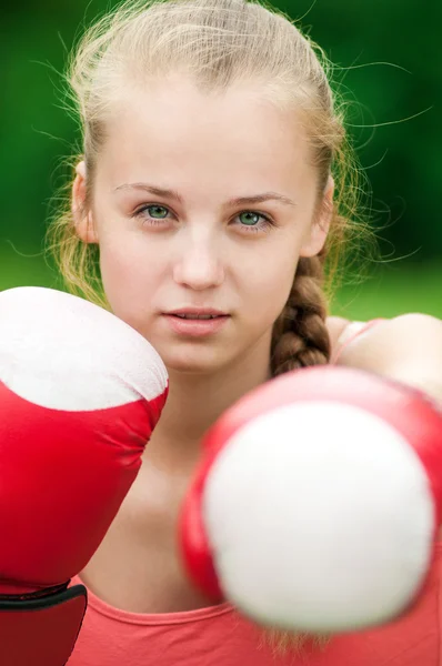 Junge Boxerin im grünen Park — Stockfoto