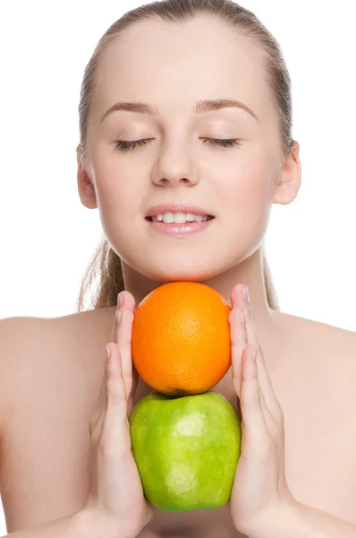 Mulher comer maçã verde e laranja — Fotografia de Stock