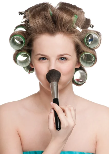 Mulher aplicando escova de pó cosmético - close-up retrato — Fotografia de Stock