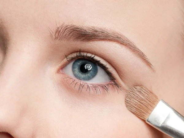 Cosmetic paint brush - close-up portrait of eye shadow zone — Stock Photo, Image