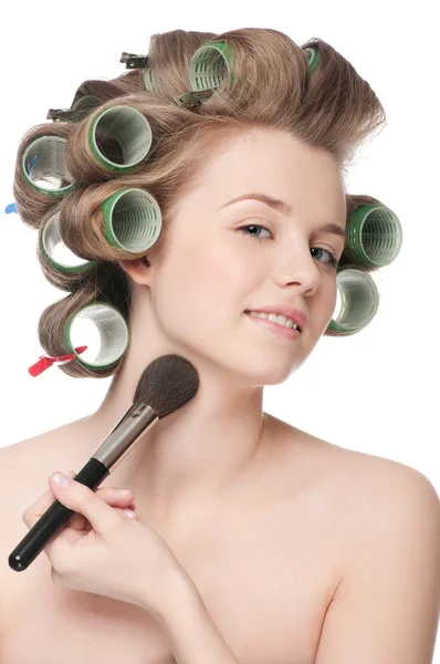 Mulher aplicando escova de pó cosmético - close-up retrato — Fotografia de Stock