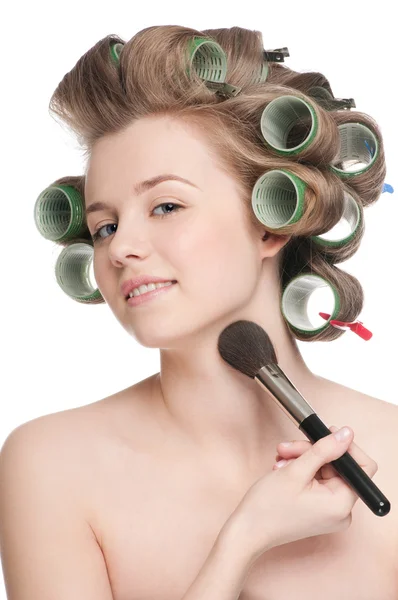 Nő alkalmazása a kozmetikai por kefe - közeli portré — Stock Fotó