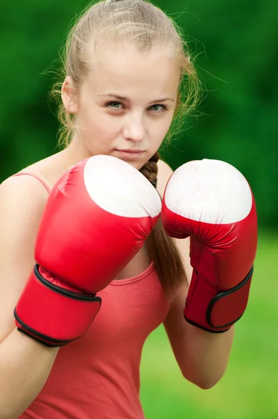 Mujer boxeadora joven en el parque verde —  Fotos de Stock