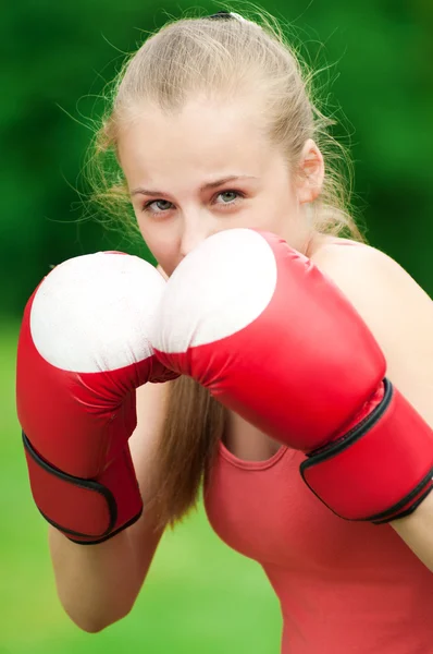 Молодая женщина-боксер в зеленом парке — стоковое фото