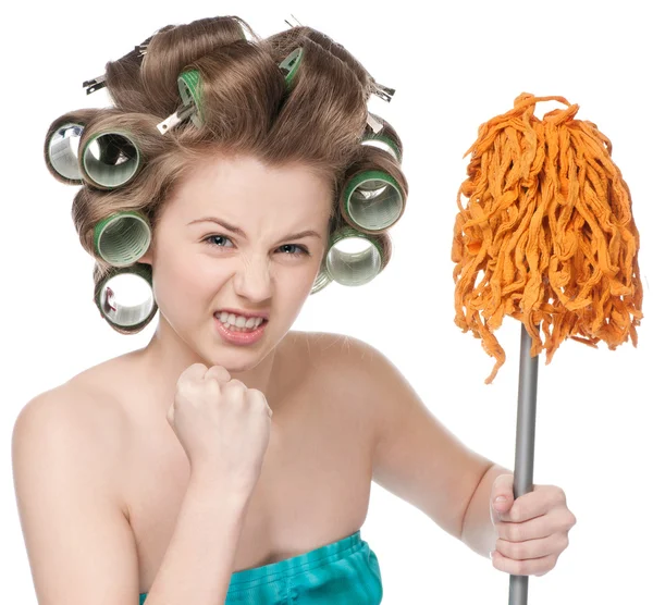 Злая женщина в роликах с волосами держит мазок. — стоковое фото
