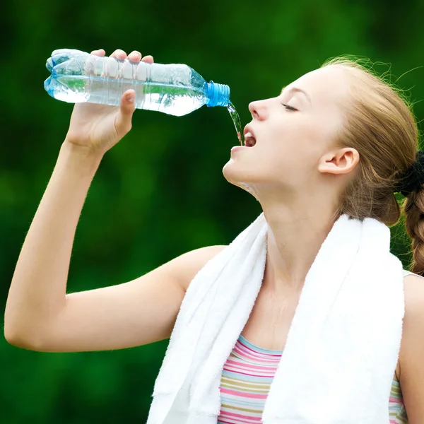 Wanita minum air setelah latihan — Stok Foto