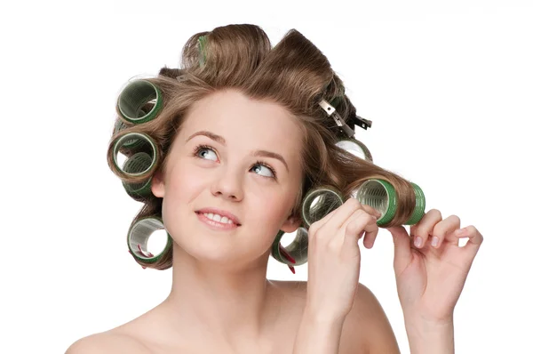 Kvinna curling hennes hår med rollern — Stockfoto